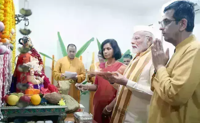 PM Modi: సీజేఐ చంద్రచూడ్ ఇంట గణపతి పూజలో  మోదీ PM Modi: సీజేఐ చంద్రచూడ్ ఇంట గణపతి పూజలో  మోదీ