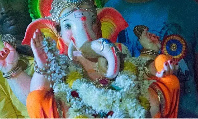 రూ.4 లక్షల విలువ చేసే బంగారు గొలుసుతో గణేశుడి నిమజ్జనం.. ఆఖరికి రూ.4 లక్షల విలువ చేసే బంగారు గొలుసుతో గణేశుడి నిమజ్జనం.. ఆఖరికి