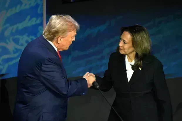 Kamala Harris: కమలాహారిస్ చెవి పోగులపై ఆసక్తికర చర్చ.. Kamala Harris: కమలాహారిస్ చెవి పోగులపై ఆసక్తికర చర్చ..