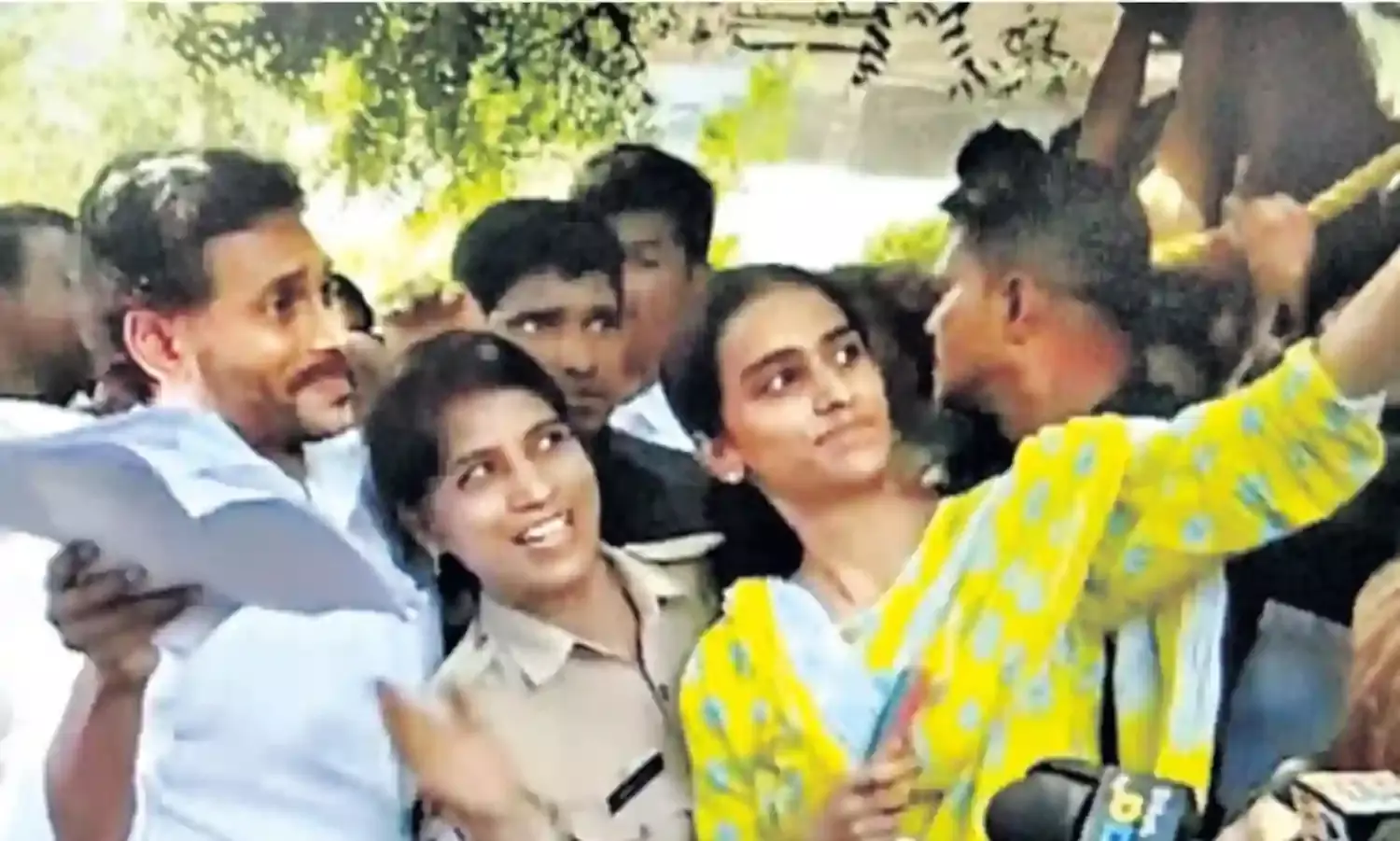 SHOCK: జగన్తో సెల్ఫీ.. పోలీస్కు ఛార్జ్ మెమో SHOCK: జగన్తో సెల్ఫీ.. పోలీస్కు ఛార్జ్ మెమో