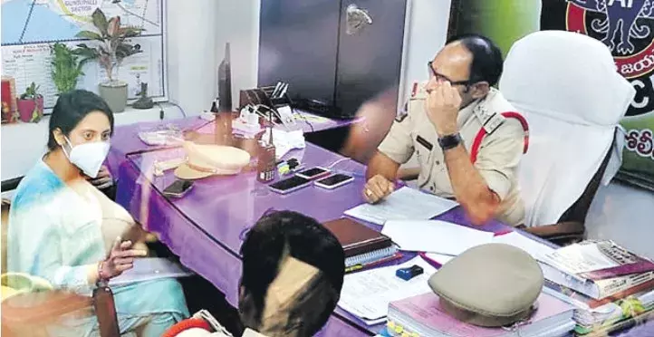 Kadambari Jethwani: నటి వేధింపుల కేసులో ఇద్దరు పోలీసులపై వేటు