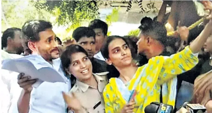 SHOCK: జగన్‌తో సెల్ఫీ.. పోలీస్‌కు ఛార్జ్‌ మెమో