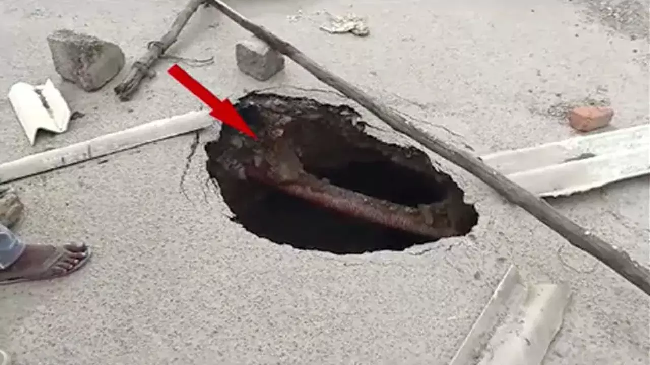 TG : హైదరాబాద్లో సడెన్గా కుంగిన రోడ్డు TG : హైదరాబాద్లో సడెన్గా కుంగిన రోడ్డు