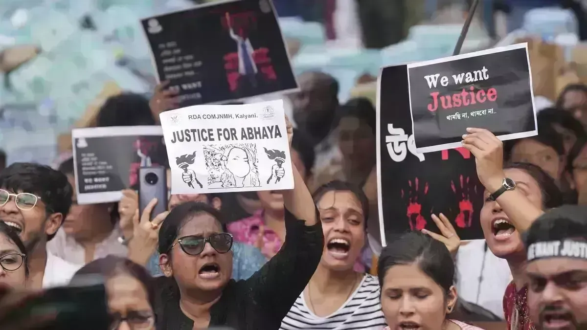 Kolkata: వైద్యుల నిరసన శిబిరానికి వెళ్లిన మమతా బెనర్జీ Kolkata: వైద్యుల నిరసన శిబిరానికి వెళ్లిన మమతా బెనర్జీ