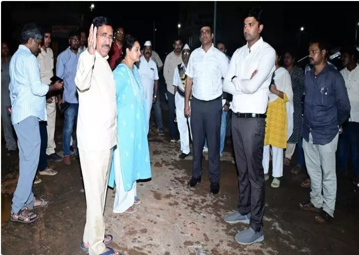 AP: బుడమేరు తెగిందని ప్రచారం.. పరుగులు తీసిన ప్రజలు AP: బుడమేరు తెగిందని ప్రచారం.. పరుగులు తీసిన ప్రజలు