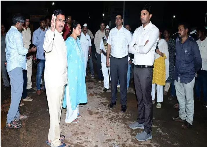 AP: బుడమేరు తెగిందని ప్రచారం.. పరుగులు తీసిన ప్రజలు AP: బుడమేరు తెగిందని ప్రచారం.. పరుగులు తీసిన ప్రజలు