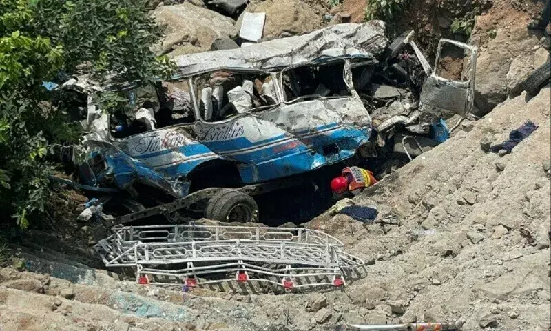 Bus Accident : బస్సు కాలువలో పడి ఆరుగురు మృతి. Bus Accident : బస్సు కాలువలో పడి ఆరుగురు మృతి.