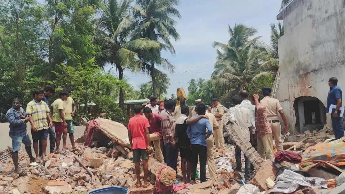 Amalapuram: అమలాపురం బాణసంచా కేంద్రంలో పేలుడు Amalapuram: అమలాపురం బాణసంచా కేంద్రంలో పేలుడు