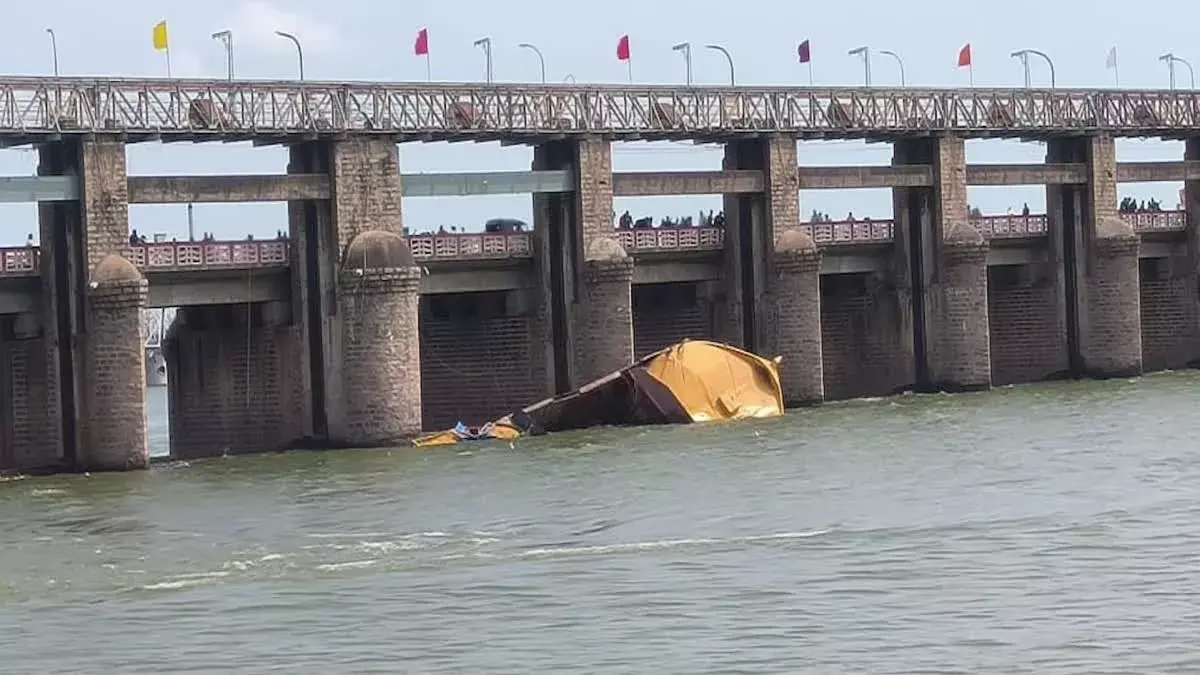 Prakasam barrage  :  బోట్ల వెలికితీత ప్రయత్నాలు విఫలం, Prakasam barrage  :  బోట్ల వెలికితీత ప్రయత్నాలు విఫలం,
