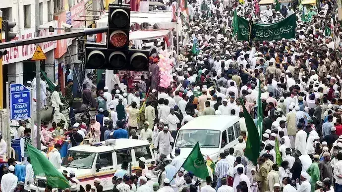 Odisha: మతపరమైన ఊరేగింపులో పాలస్తీనా తరహా జెండా కలకలం Odisha: మతపరమైన ఊరేగింపులో పాలస్తీనా తరహా జెండా కలకలం