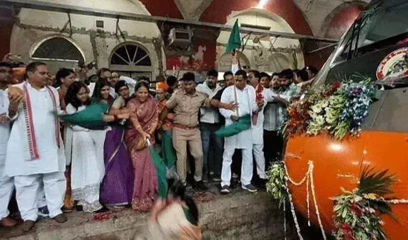 BJP MLA: వందేభారత్ రైలుకు జెండా ఊపుతూ ట్రాక్‌పై పడ్డ  ఎమ్మెల్యే