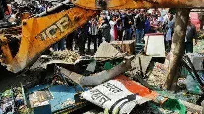 Bulldozer demolitions: బుల్డోజర్ కూల్చివేతలను ఆపేయండి: సుప్రీం Bulldozer demolitions: బుల్డోజర్ కూల్చివేతలను ఆపేయండి: సుప్రీం