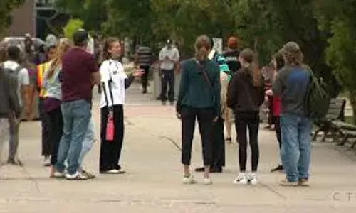 Canada: విదేశీ విద్యార్థులకు షాక్ ఇచ్చిన కెనడ ప్రభుత్వం.. Canada: విదేశీ విద్యార్థులకు షాక్ ఇచ్చిన కెనడ ప్రభుత్వం..