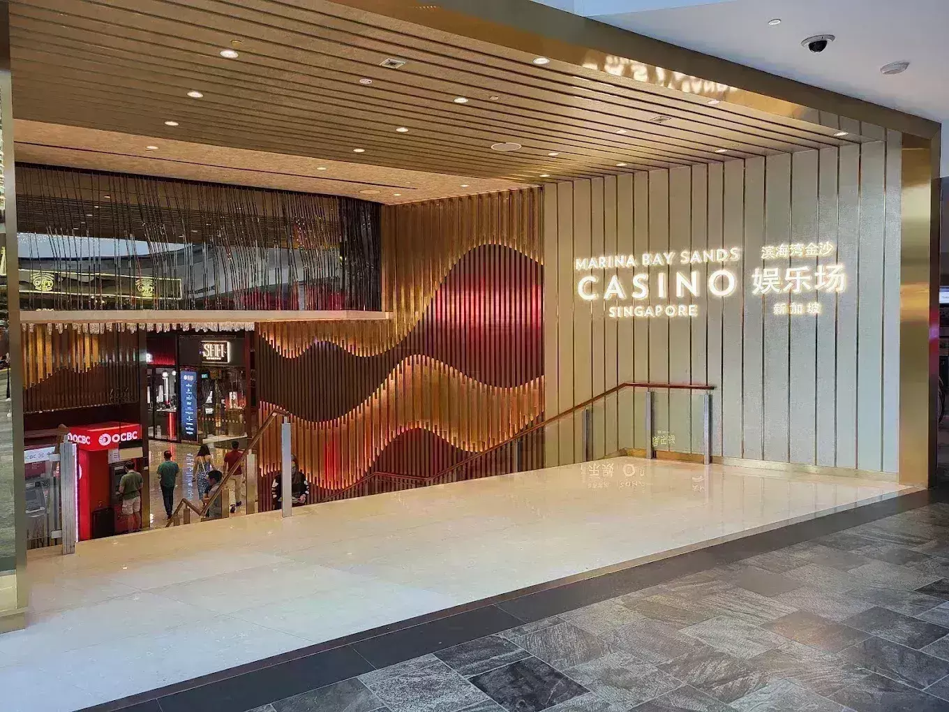 Indian: స్టార్ హోట‌ల్ ఎంట్ర‌న్స్‌ లో పాడు పని, భారతీయుడికి రూ.25 వేలు జరిమానా!