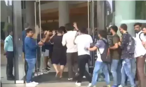 IPHONE16: ఇదెక్కడి క్రేజ్‌... ఐఫొన్‌ కోసం ఎగబడ్డ ప్రజలు