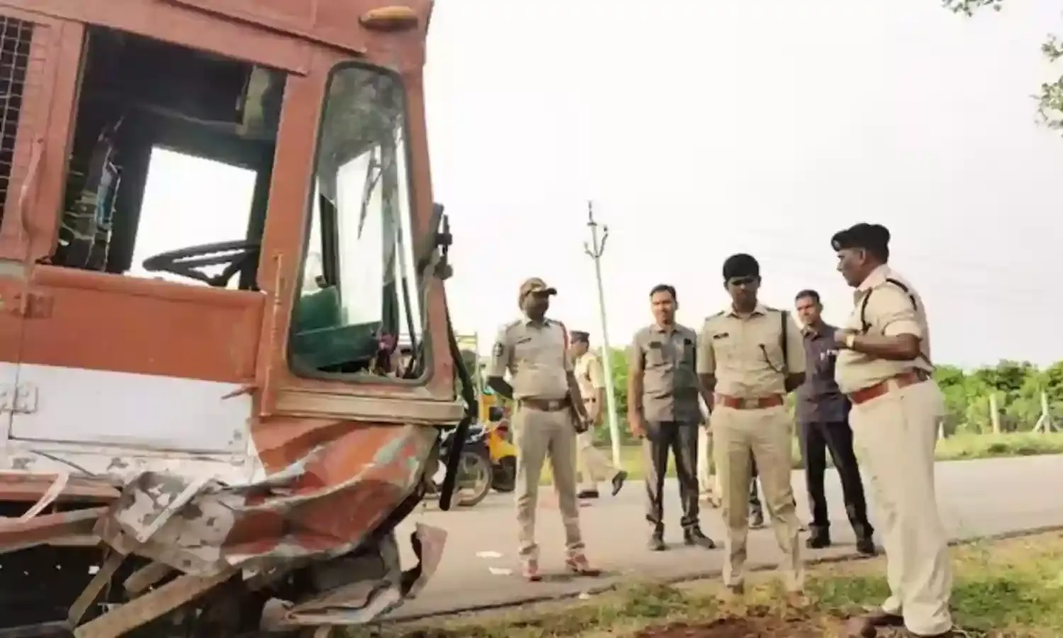 ACCIDENT: అనంతపురం జిల్లాలో ఘోర రోడ్డు ప్రమాదం ACCIDENT: అనంతపురం జిల్లాలో ఘోర రోడ్డు ప్రమాదం
