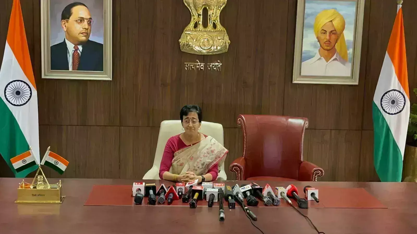 Atishi: సీఎంగా బాధ్యతలు చేపట్టిన ఆతిశీ.. Atishi: సీఎంగా బాధ్యతలు చేపట్టిన ఆతిశీ..