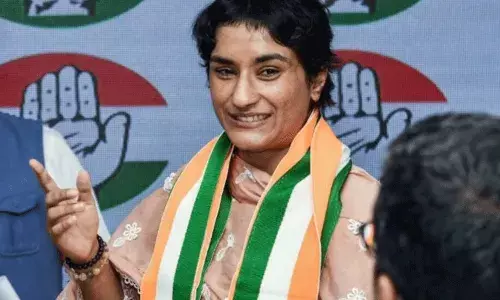 రాజకీయాల్లోకి రావాలనుకోలేదు.. కానీ రాకతప్పలేదు: వినేష్ ఫోగట్ రాజకీయాల్లోకి రావాలనుకోలేదు.. కానీ రాకతప్పలేదు: వినేష్ ఫోగట్