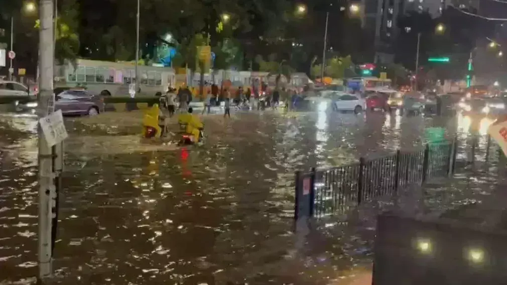Mumbai Rain: ముంబైను ముంచెత్తిన భారీ వర్షం..విద్యాసంస్థలు బంద్ Mumbai Rain: ముంబైను ముంచెత్తిన భారీ వర్షం..విద్యాసంస్థలు బంద్
