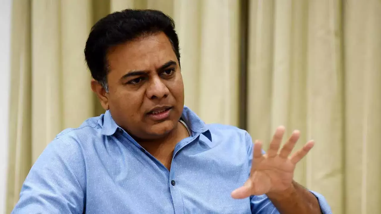 KTR : కేటీఆర్పై మండిపడ్డ మంత్రి సీతక్క KTR : కేటీఆర్పై మండిపడ్డ మంత్రి సీతక్క