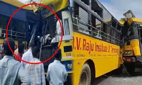 Bus Accident : రెండు బస్సులు ఢీ ... 20 మంది విద్యార్థులకు గాయాలు