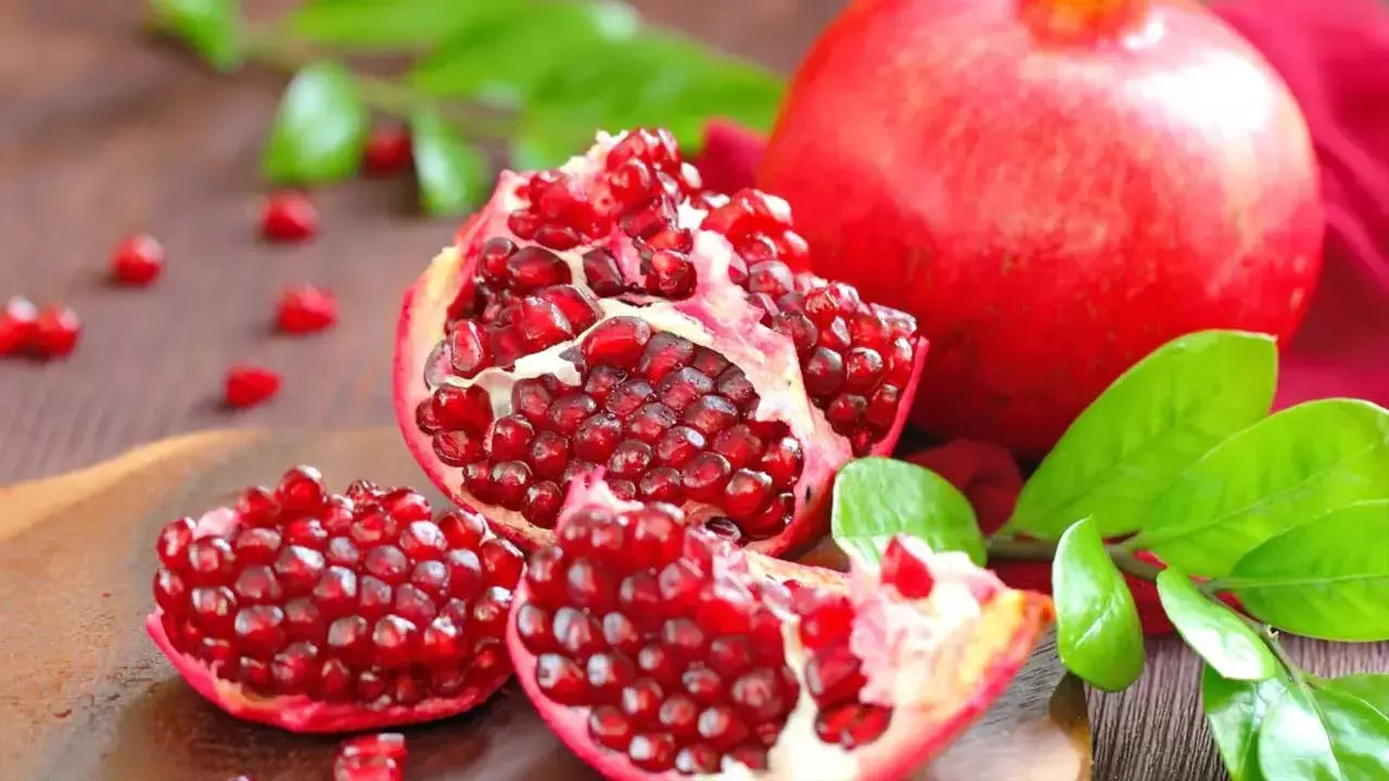 Pomegranate : షుగర్ పేషెంట్లు దానిమ్మ పండు తినొచ్చా.. Pomegranate : షుగర్ పేషెంట్లు దానిమ్మ పండు తినొచ్చా..