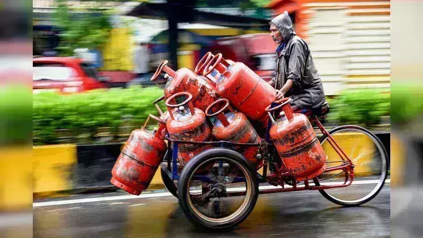 LPG cylinder: వాణిజ్య గ్యాస్ సిలిండర్ ధర పెంపు.. LPG cylinder: వాణిజ్య గ్యాస్ సిలిండర్ ధర పెంపు..