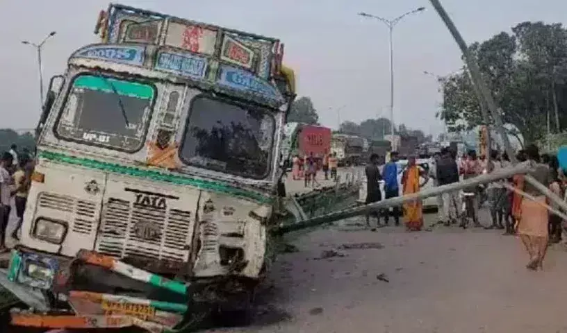 Road Accident: ఘోర రోడ్డు ప్రమాదం.. 10 మంది కూలీలు మృతి. Road Accident: ఘోర రోడ్డు ప్రమాదం.. 10 మంది కూలీలు మృతి.