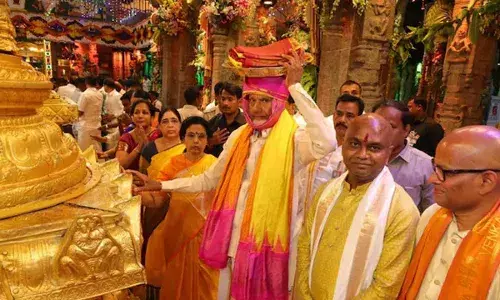 CM Chandrababu Naidu : తిరుమలలో చంద్రబాబు బిజీ.. స్వామికి పట్టువస్త్రాలు సమర్పణ CM Chandrababu Naidu : తిరుమలలో చంద్రబాబు బిజీ.. స్వామికి పట్టువస్త్రాలు సమర్పణ