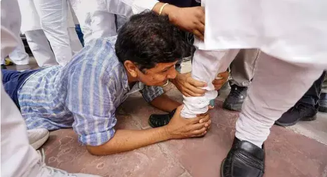 delhi: ఇదేం చిత్రమో.. ఎమ్మెల్యే కాళ్లు మొక్కిన మంత్రి