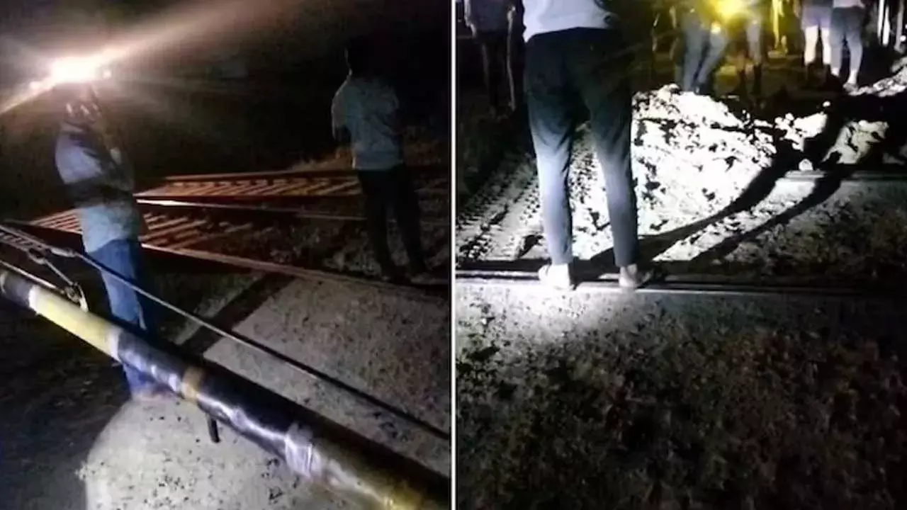 Railway Track : యూపీలో రైలు పట్టాలపై ఇసుక కుప్ప.. Railway Track : యూపీలో రైలు పట్టాలపై ఇసుక కుప్ప..