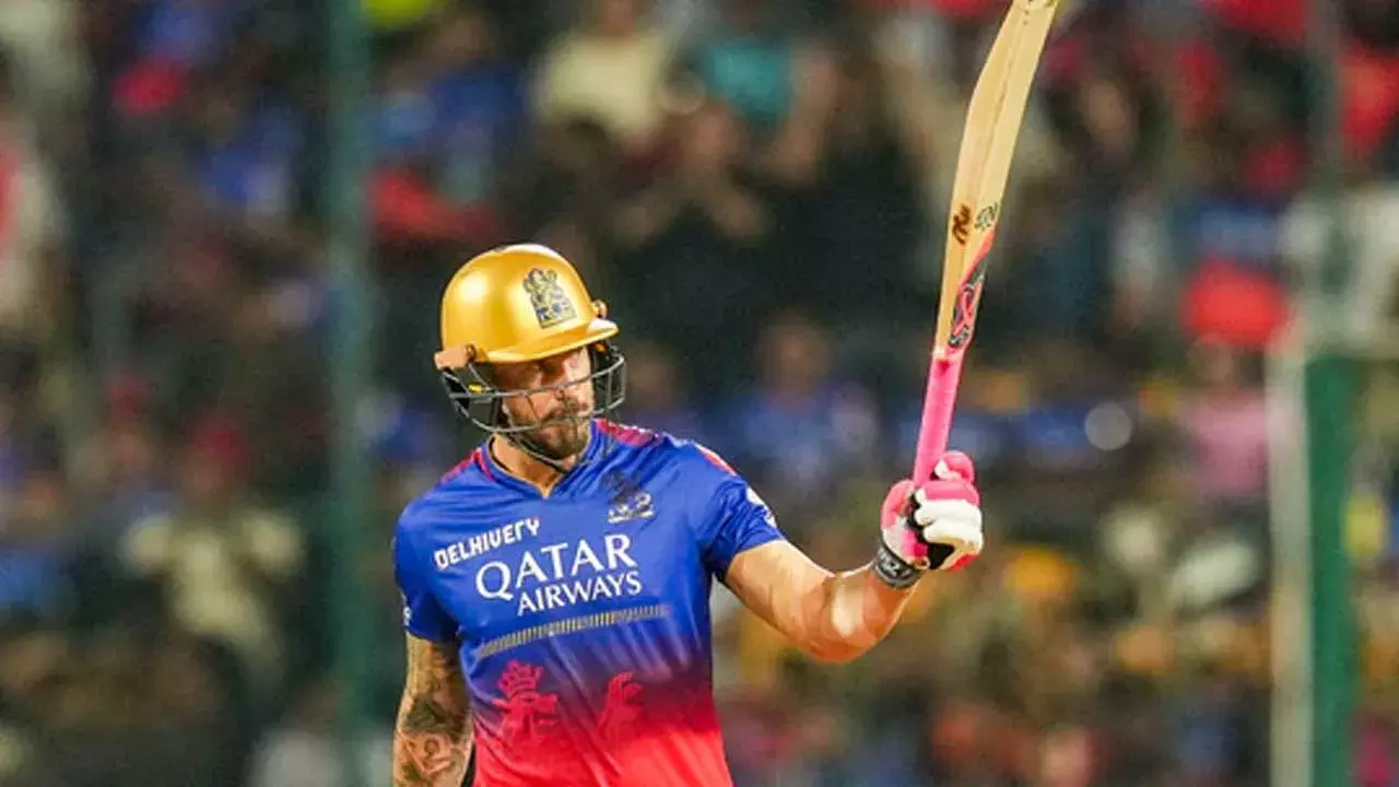 AB de Villiers : ఆర్సీబీ కెప్టెన్గా డుప్లెసిస్ను కొనసాగించాలి : ఏబీ డివిలియర్స్ AB de Villiers : ఆర్సీబీ కెప్టెన్గా డుప్లెసిస్ను కొనసాగించాలి : ఏబీ డివిలియర్స్