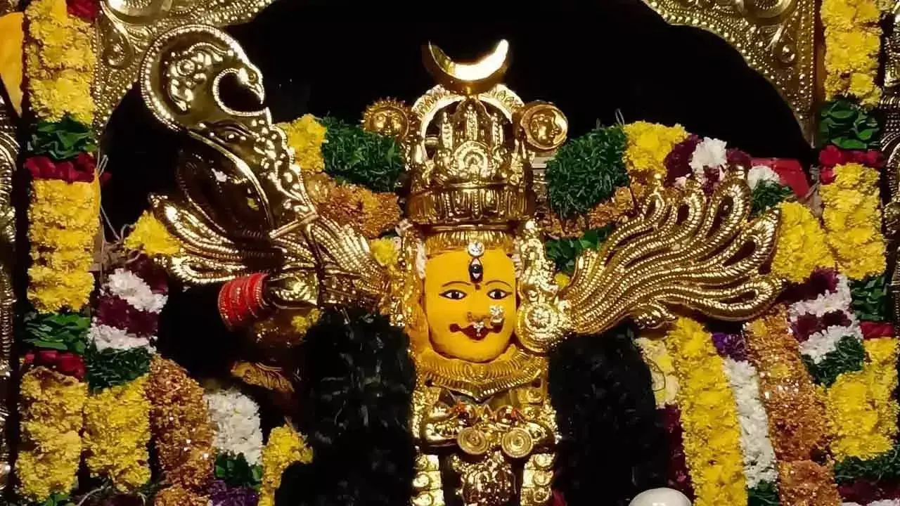 మహాచండిగా కనకదుర్గమ్మ.. స్కందమాతగా భ్రమరాంబిక