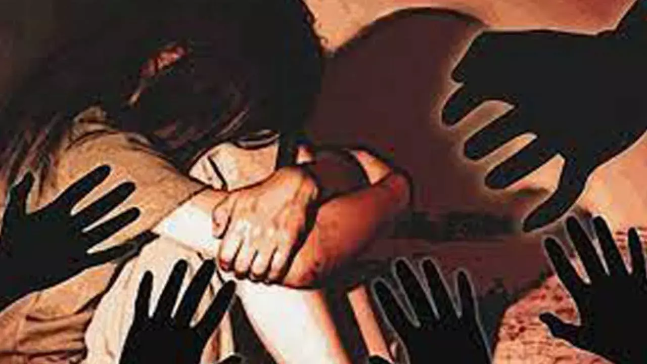 AP : అపార్టుమెంట్లోకి తీసుకెళ్లి అత్యాచారం చేసినవాడిపై 23 కేసులు AP : అపార్టుమెంట్లోకి తీసుకెళ్లి అత్యాచారం చేసినవాడిపై 23 కేసులు