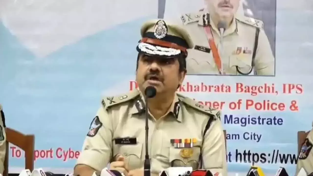 Cybercrime : విశాఖలో సైబర్ మోహిని... వయ్యారాలు చూపించి వలేస్తుంది.. Cybercrime : విశాఖలో సైబర్ మోహిని... వయ్యారాలు చూపించి వలేస్తుంది..