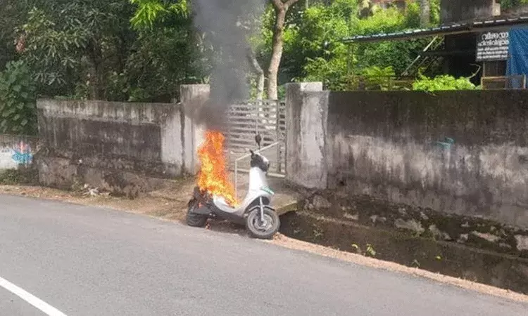 నడుస్తున్న ఓలా స్కూటర్‌లో మంటలు.. ప్రమాదం నుంచి తప్పించుకున్న ఇద్దరు విద్యార్ధులు