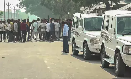 Uttar Pradesh: హింసాత్మకంగా మారిన దుర్గామాత నిమజ్జన ర్యాలీ.. ఒకరు మృతి, పలువురికి గాయాలు.. Uttar Pradesh: హింసాత్మకంగా మారిన దుర్గామాత నిమజ్జన ర్యాలీ.. ఒకరు మృతి, పలువురికి గాయాలు..