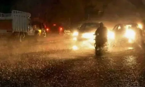 Heavy Rains : హైదరాబాద్ లో వర్షం.. తెలంగాణలో ఐదు రోజుల పాటు వర్షాలు Heavy Rains : హైదరాబాద్ లో వర్షం.. తెలంగాణలో ఐదు రోజుల పాటు వర్షాలు