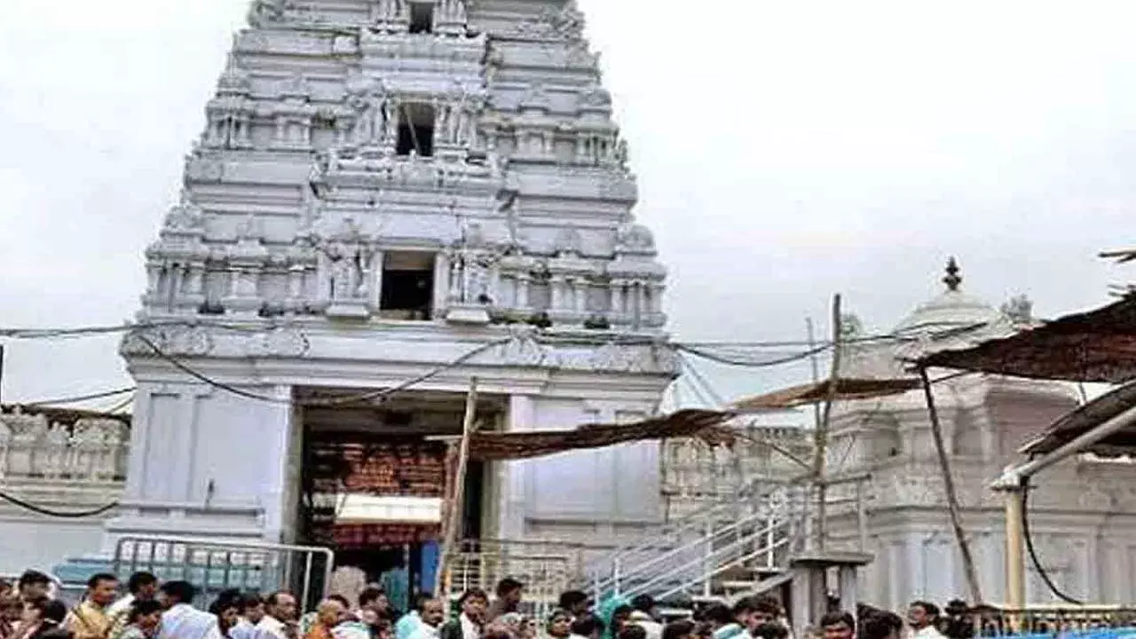 Vemulawada : సురేఖ సేవలో అర్చకులు.. వేములవాడ రాజన్నకు ఆలస్యంగా నైవేద్యం?