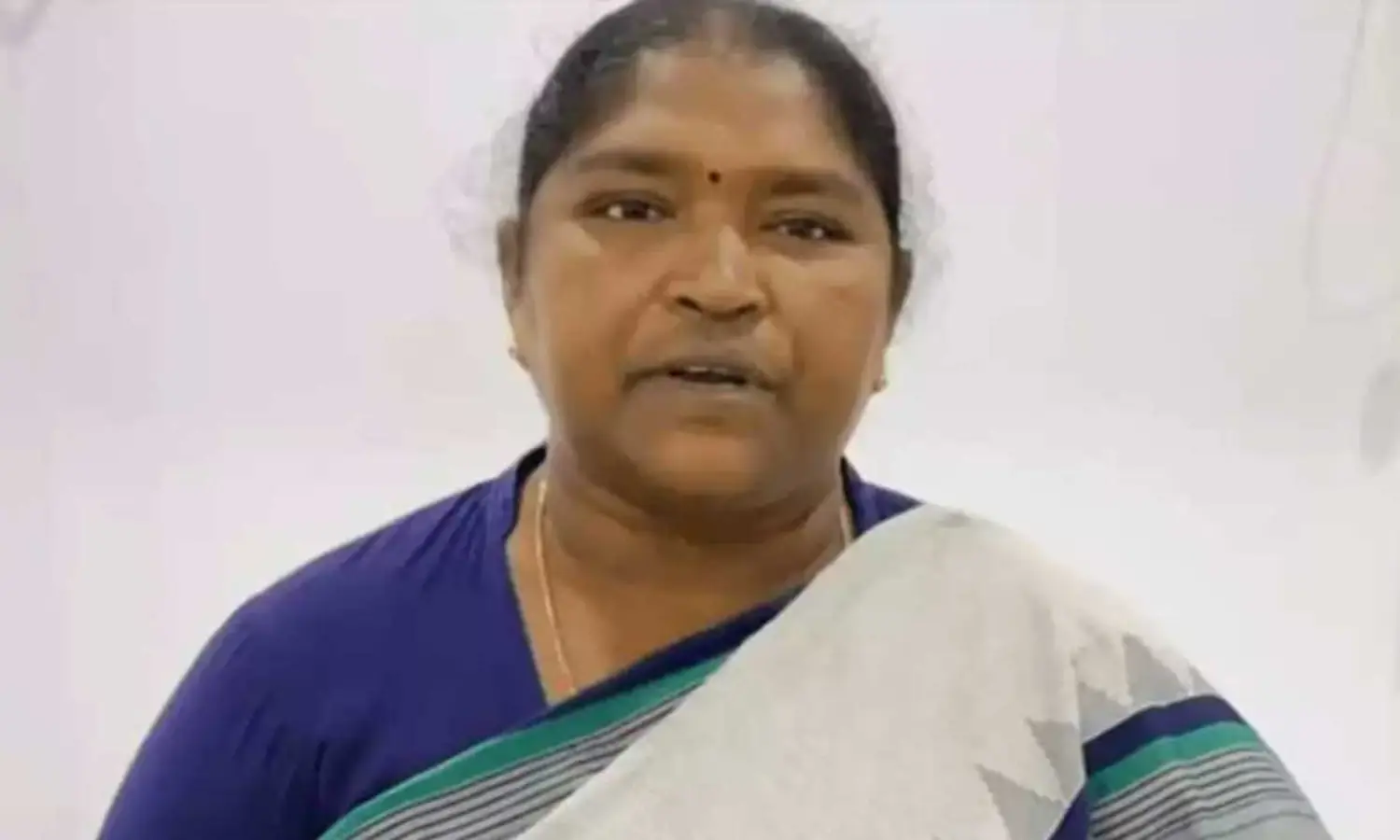 Seethakka : ఫారెస్ట్ ఆఫీసర్లకు మంత్రి సీతక్క వార్నింగ్ Seethakka : ఫారెస్ట్ ఆఫీసర్లకు మంత్రి సీతక్క వార్నింగ్