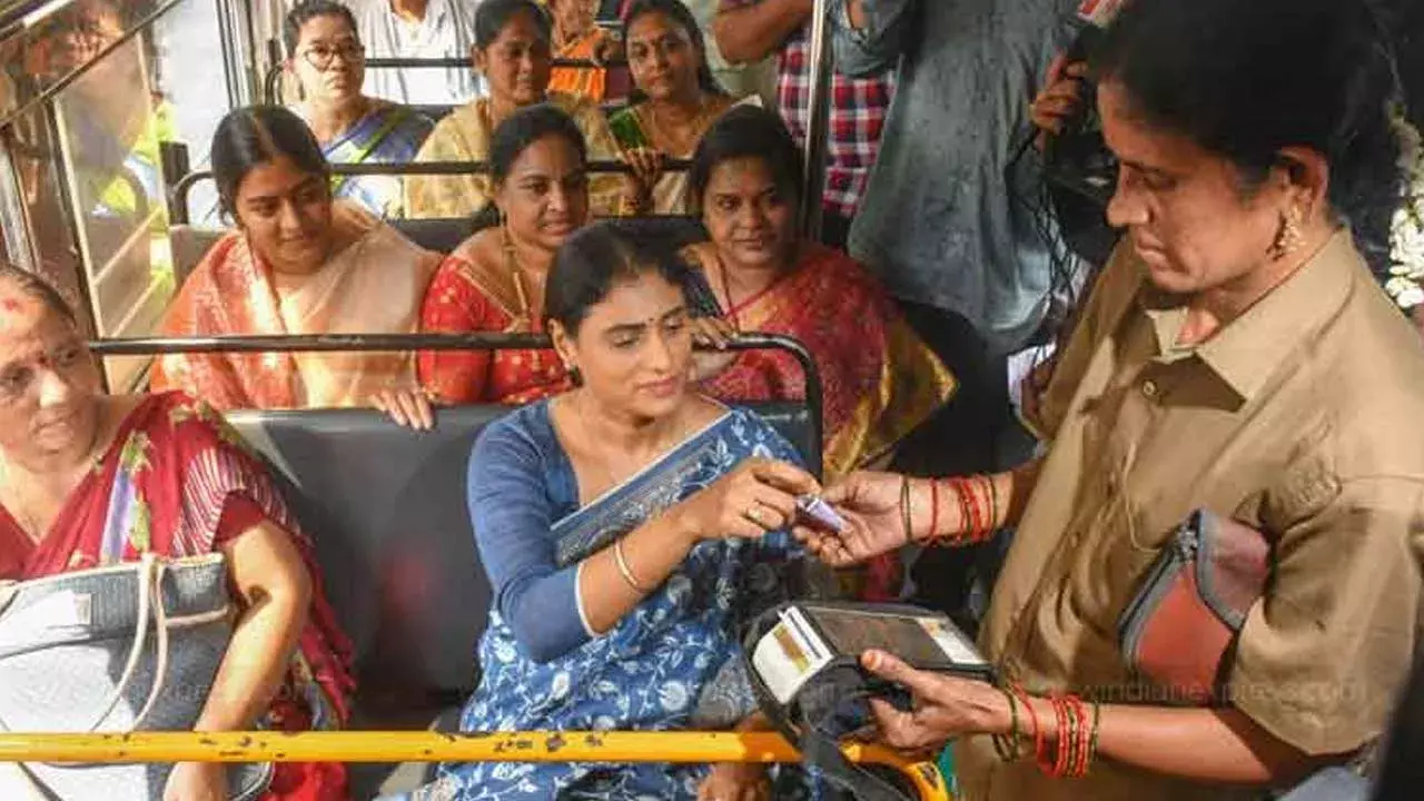 AP : బస్సులో షర్మిల జర్నీ.. ఉచితం లేదంటూ ఆగ్రహం AP : బస్సులో షర్మిల జర్నీ.. ఉచితం లేదంటూ ఆగ్రహం