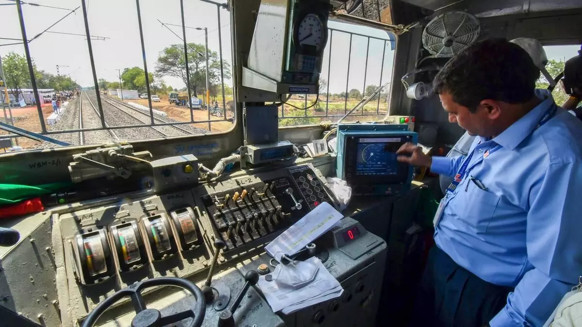 Indian Railways: రైల్వేలో సిబ్బంది కొరత.. రిటైర్డ్ ఉద్యోగులకు లక్కీ ఛాన్స్! Indian Railways: రైల్వేలో సిబ్బంది కొరత.. రిటైర్డ్ ఉద్యోగులకు లక్కీ ఛాన్స్!