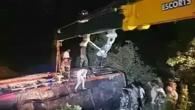Sharda River: నదిలో పడిన  బస్సు.. ముగ్గురు మృతి Sharda River: నదిలో పడిన  బస్సు.. ముగ్గురు మృతి