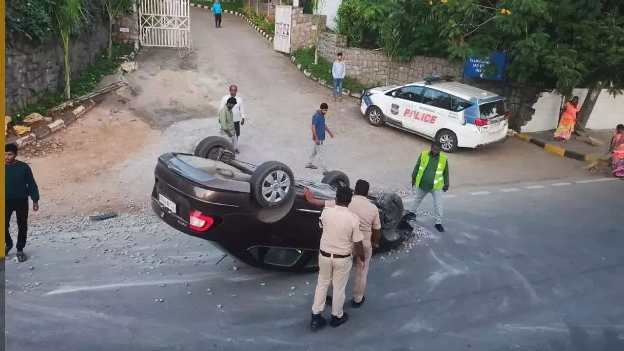 TG : ప్రజాభవన్ వద్ద కారు బీభత్సం TG : ప్రజాభవన్ వద్ద కారు బీభత్సం