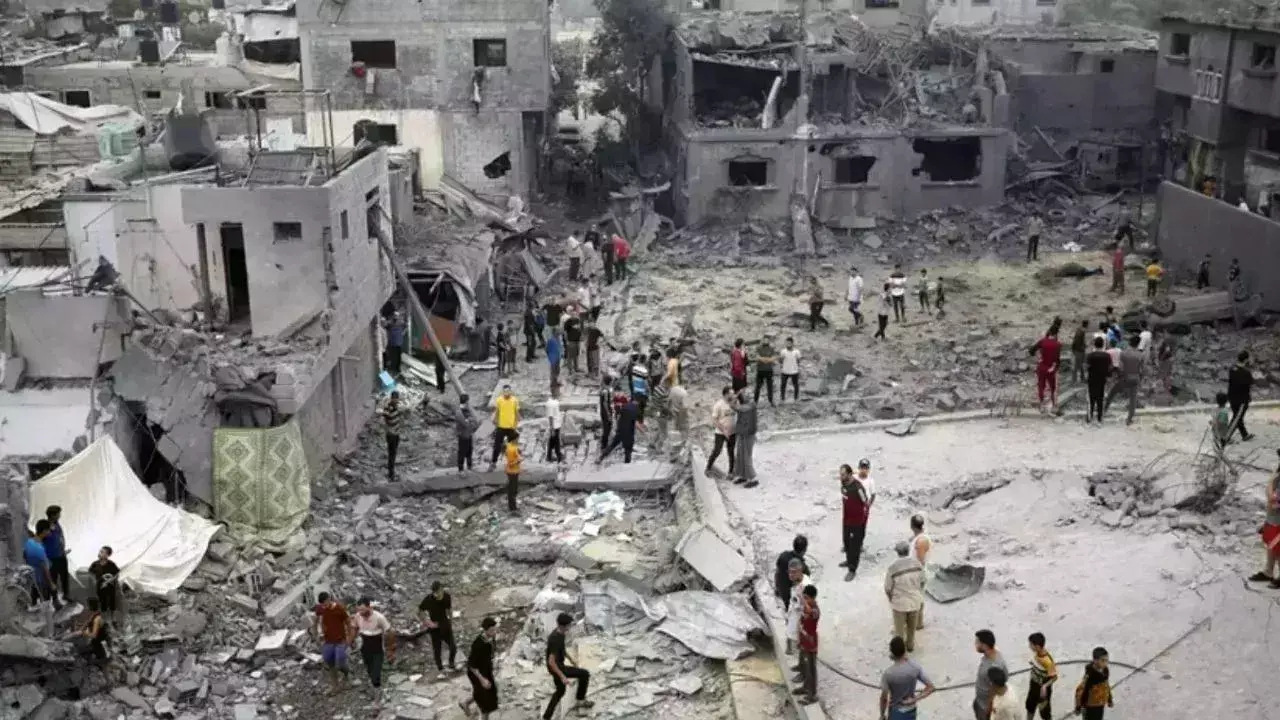 Israeli Strikes: గాజా స్ట్రిప్లో ఇజ్రాయెల్ విధ్వంసం.. Israeli Strikes: గాజా స్ట్రిప్లో ఇజ్రాయెల్ విధ్వంసం..