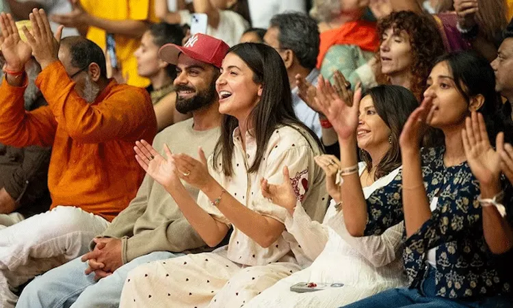 ముంబైలో కృష్ణ దాస్ కీర్తనకు హాజరైన అనుష్క, విరాట్ ముంబైలో కృష్ణ దాస్ కీర్తనకు హాజరైన అనుష్క, విరాట్