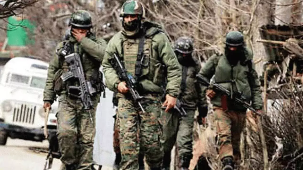 Kashmir : కాశ్మీర్ లో టెర్రరిస్ట్ హతం.. భారీగా ఆయుధ డంప్ స్వాధీనం Kashmir : కాశ్మీర్ లో టెర్రరిస్ట్ హతం.. భారీగా ఆయుధ డంప్ స్వాధీనం