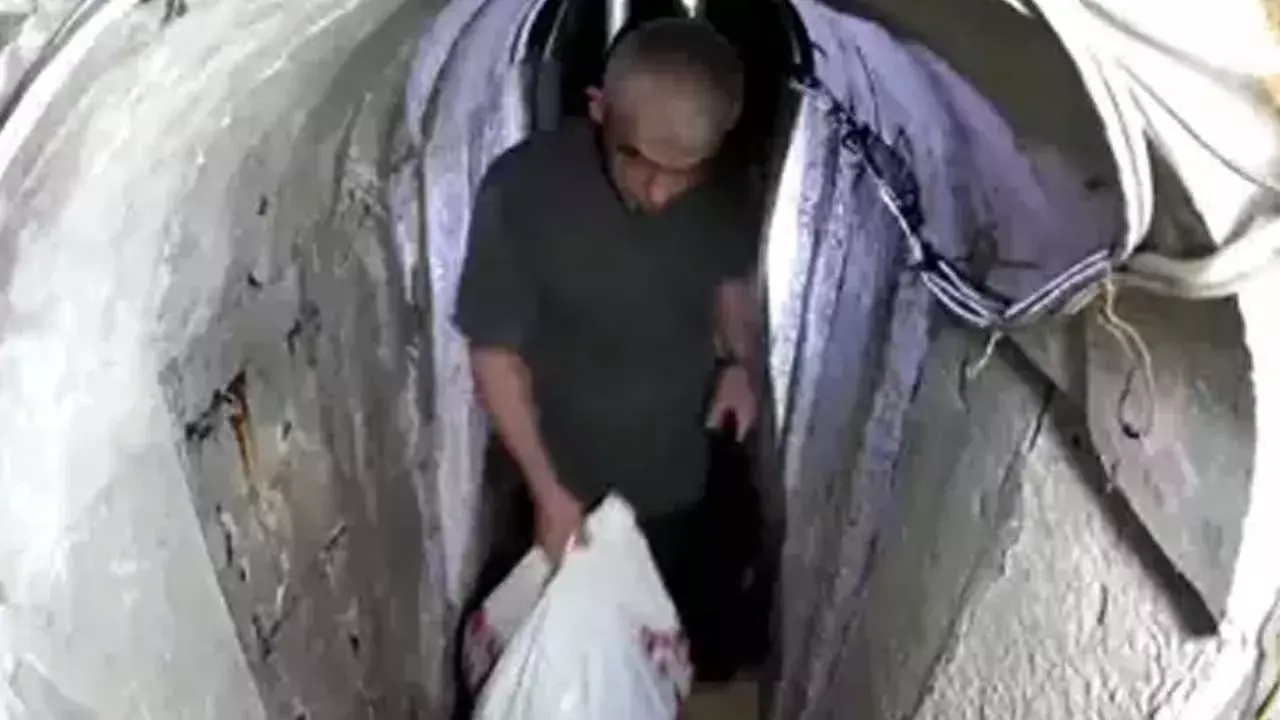 Israel Attack : ఏడాదికిందటే బంకర్ లో భార్యతో సిన్వర్.. ప్లాన్ ప్రకారం ఇజ్రాయెల్ దాడి Israel Attack : ఏడాదికిందటే బంకర్ లో భార్యతో సిన్వర్.. ప్లాన్ ప్రకారం ఇజ్రాయెల్ దాడి