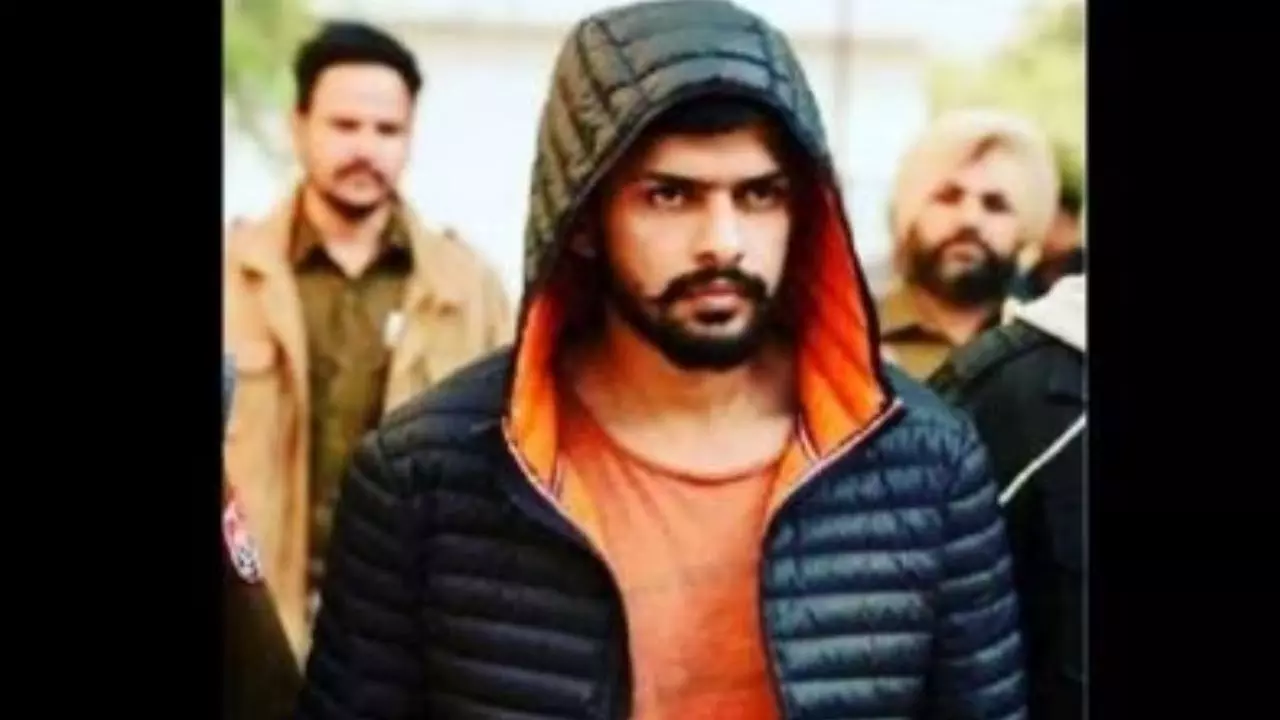 Crime : లారెన్స్ బిష్ణోయ్ని చంపితే రూ.కోటి నజరానా Crime : లారెన్స్ బిష్ణోయ్ని చంపితే రూ.కోటి నజరానా