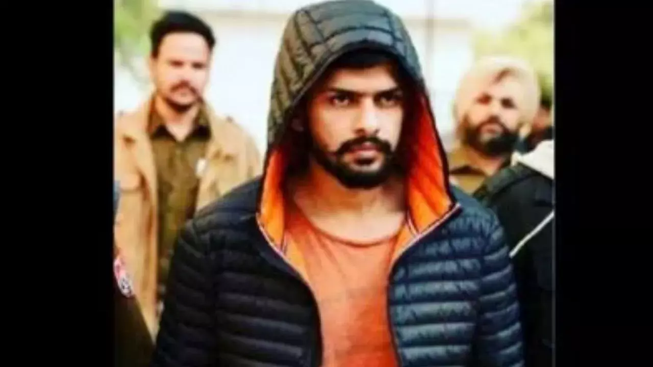 Crime : లారెన్స్ బిష్ణోయ్ని చంపితే రూ.కోటి నజరానా Crime : లారెన్స్ బిష్ణోయ్ని చంపితే రూ.కోటి నజరానా